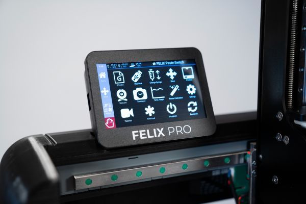 The convenient touchscreen of the FELIX food 3D printer.