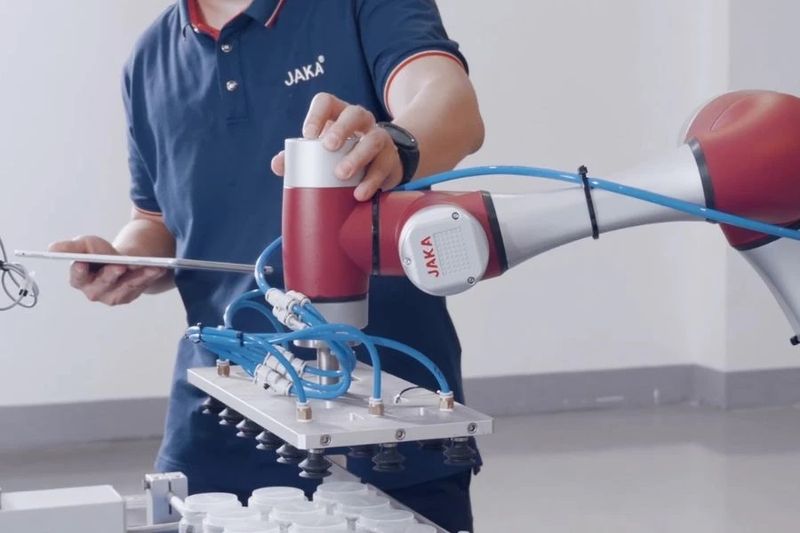 A demosntartion of the JAKA Pro series cobots' tactile drag teaching capability.
