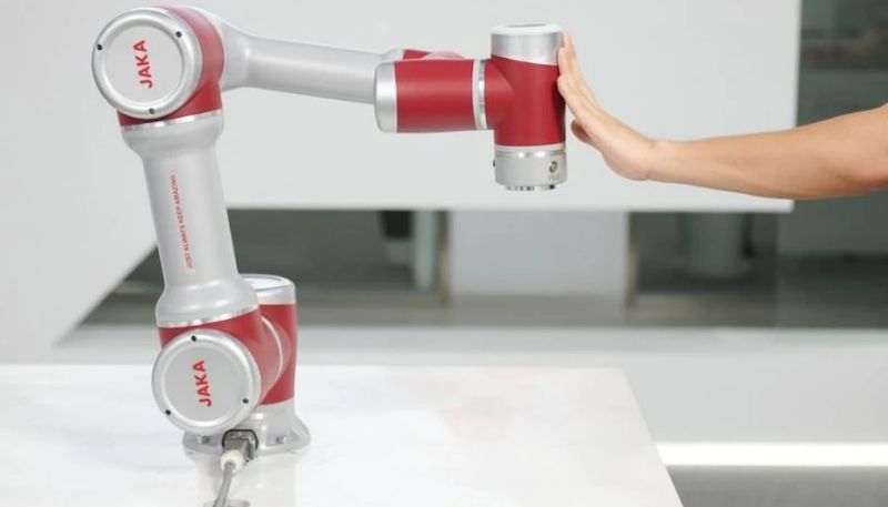A demonstration of the safe human-cobot contact with the JAKA Pro series machine.
