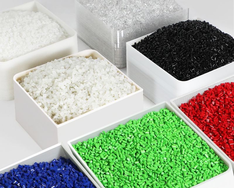 Pellets of different forms and colors for 3D printing.