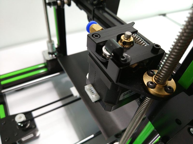 The print head runs on rails, which makes printing reliable, fast and precise.