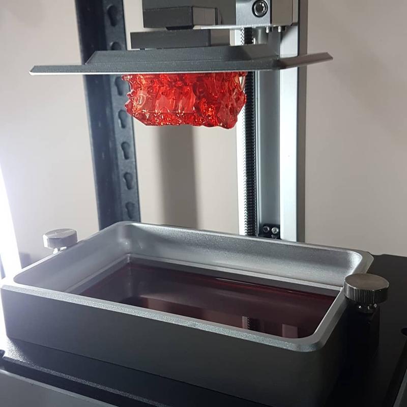 Anet N4 prints with 405NM UV resin and other materials. The resin tank can be easily detached to facilitate filling and recycling. 