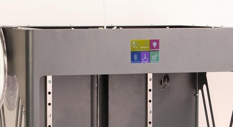  the built-in, color LCD touchscreen of the craftbot xl