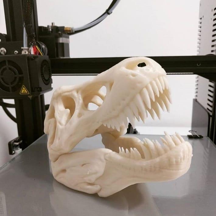 The extruder comes with a fan for printing with PLA-type materials