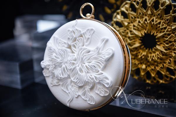 The Chinese Xuberance design studio produces exclusive 3D printed fashion accessories and embellishments. It has partnered with Farsoon to realize a handbag collection using the 403P 3D printing technology. This TPU-made bag is part of the Byzantium series. 