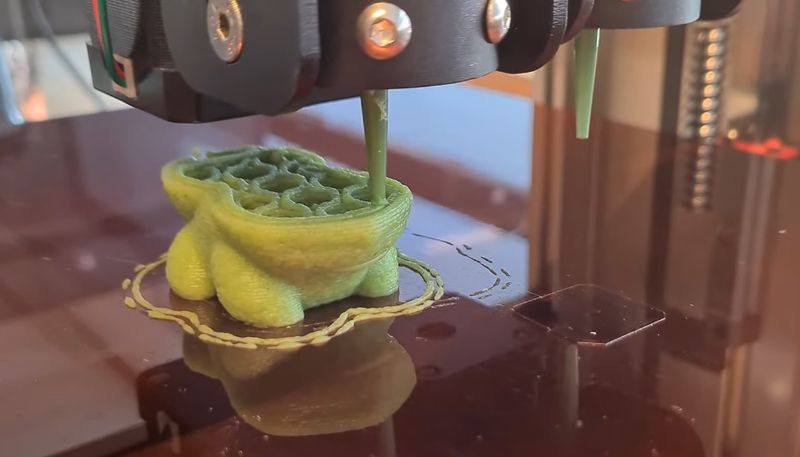 The printing process of broccoli Bulbasaur by the FELIX food 3D printer.