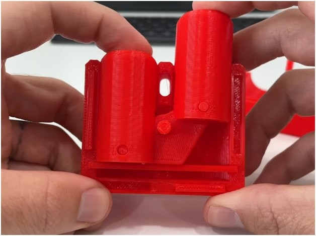 Un modelo rojo impreso en la impresora 3D Flashforge Adventurer 4