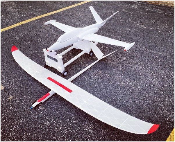 Un modelo de avión blanco impreso en la impresora 3D Flashforge Adventurer 4