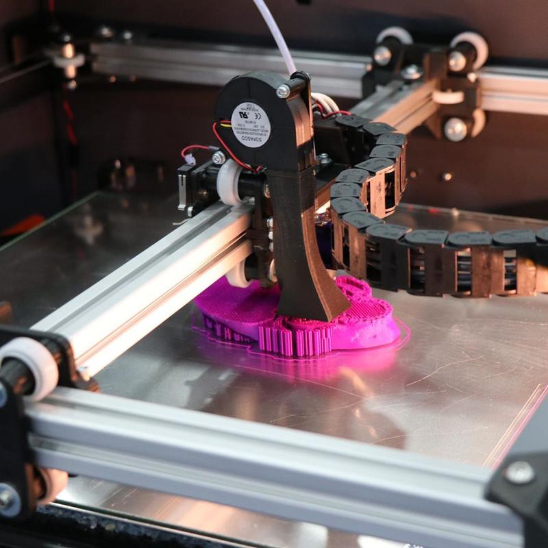 The print head runs on rails, which makes printing reliable, fast and precise.