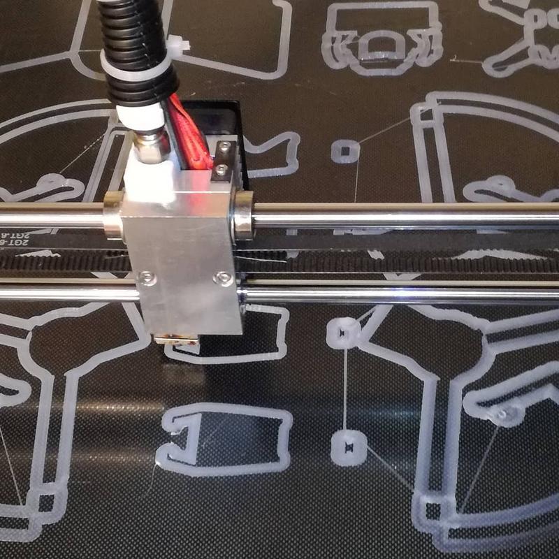The print head runs on rods with linear bearings, making the design more simple, lightweight and effective, all characteristics that are desirable in a 3D printer.