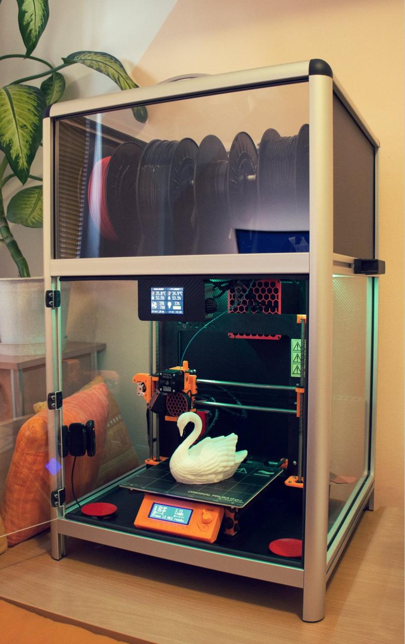 enclosed print chamber. This way the print quality would not be affected by temperature fluctuations as a result of drafts and other factors.