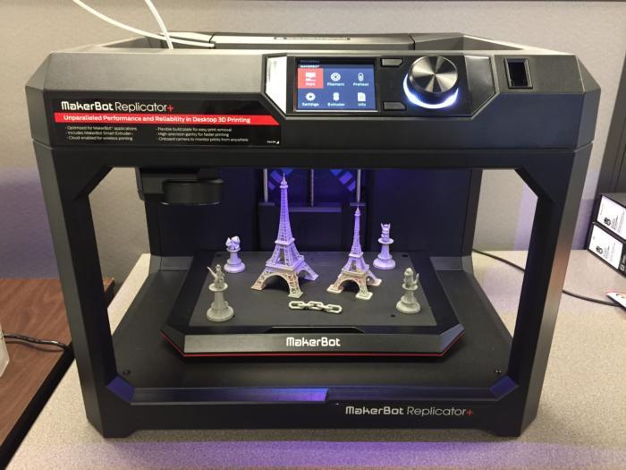 3d printer makerbot replicator with models