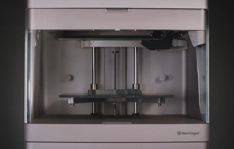 The print head runs on rods with linear bearings, making the design more simple, lightweight and effective, all characteristics that are desirable in a 3D printer.
