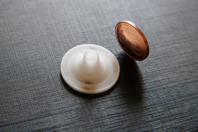 This tiny model has been printed at 0.1mm with Polycaprolactone (PCL), a material particularly suited for medical applications. The little part turned out almost perfect. 