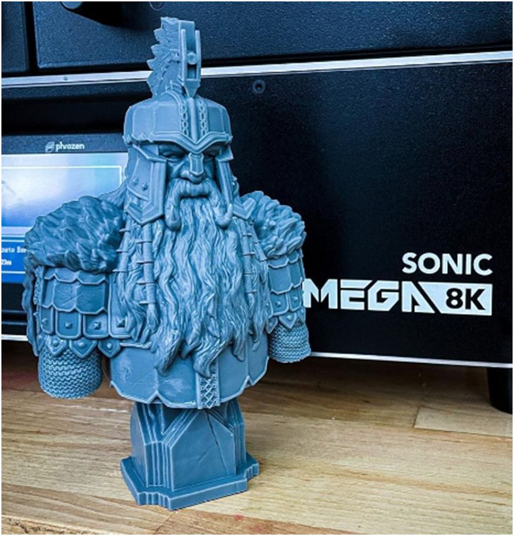 un modelo de gnomo gris impreso en el Phrozen Sonic Mega 8K