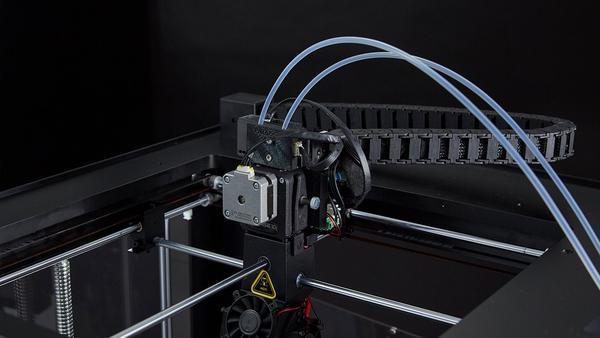 Der Druckkopf läuft auf linear gelagerten Stangen, was die Konstruktion einfacher, leichter und effektiver macht - alles Eigenschaften, die für einen 3D-Drucker wünschenswert sind.