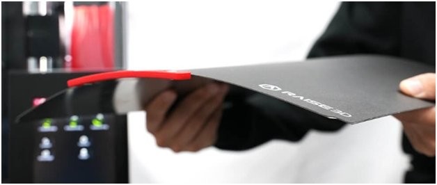 Eine flexible Stahlbauplatte auf dem Raise3D Pro3 3D-Drucker