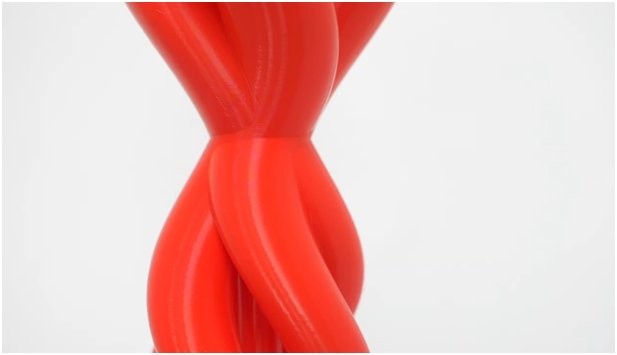 Ein rotes Modell, gedruckt mit dem Raise3D Pro3 3D-Drucker
