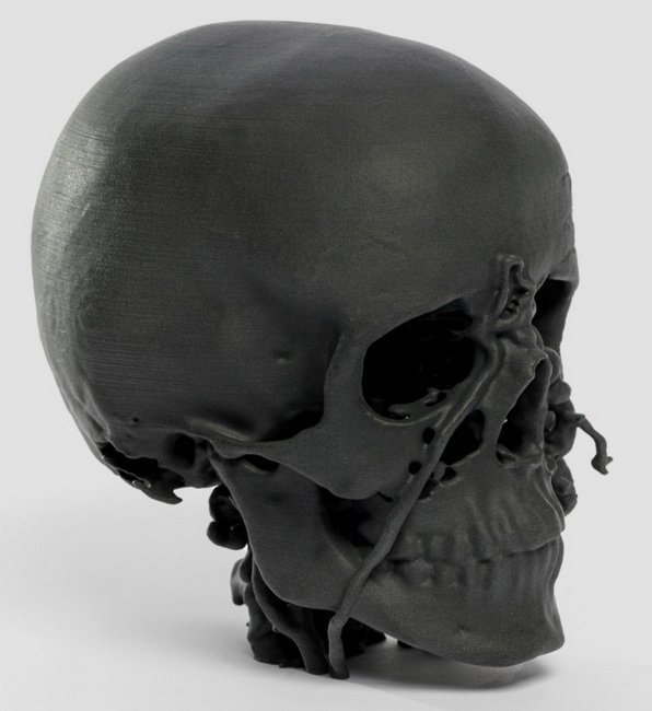 ein schwarzes Totenkopfmodell, gedruckt auf dem Sinterit NILS 480