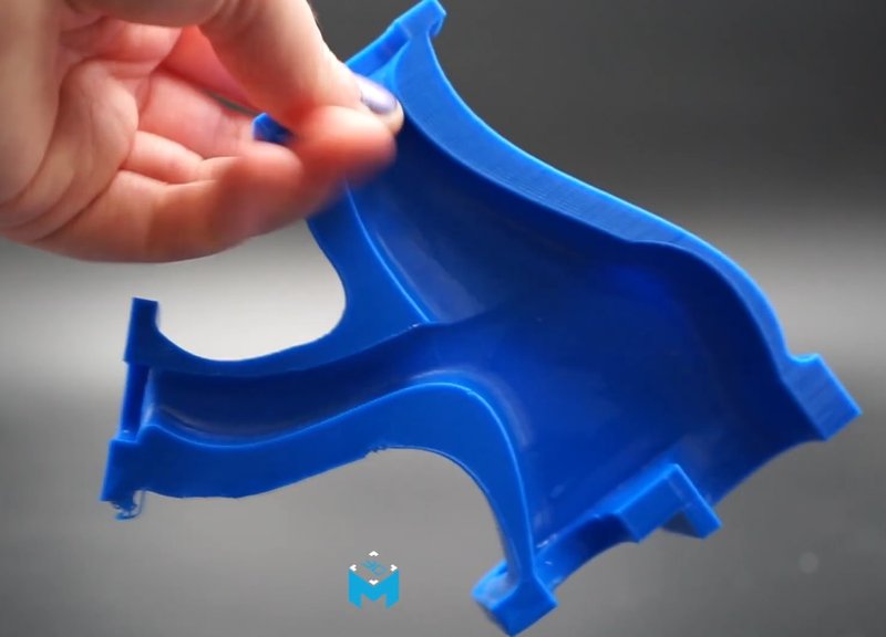 un modelo azul impreso en la impresora 3D Tiertime UP300D