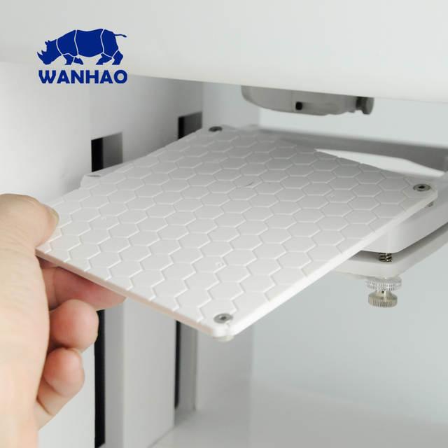 The Wanhao Duplicator 10 features an easy-to-remove, bendable bed for a fast and safe print removal. It shows a honeycomb surface for better adhesion. 