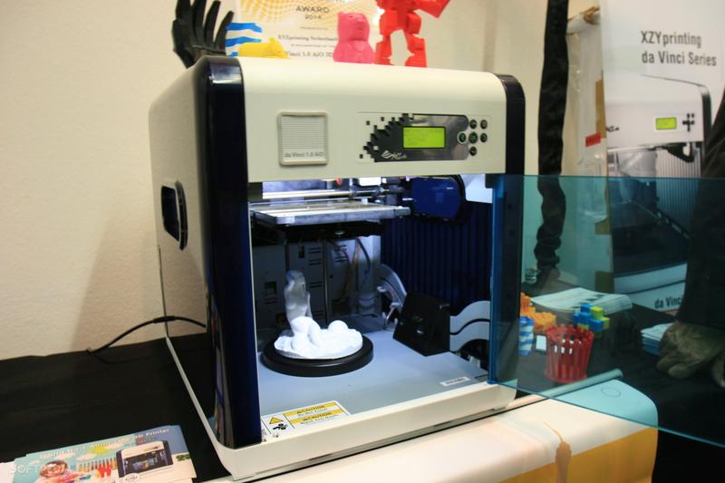 the da Vinci 1.0 AiO 3d printer prints a model