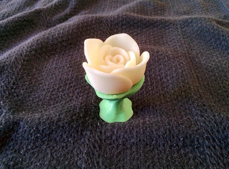 Another user printed this rose. Despite the visible layering, it has clean edges and a good amount of detail. 