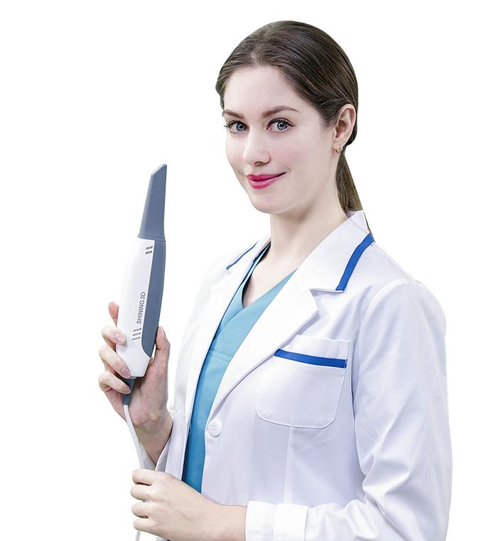 eine Frau mit dem aoralscan 3d-Scanner
