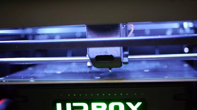 The print head runs on rods with linear bearings