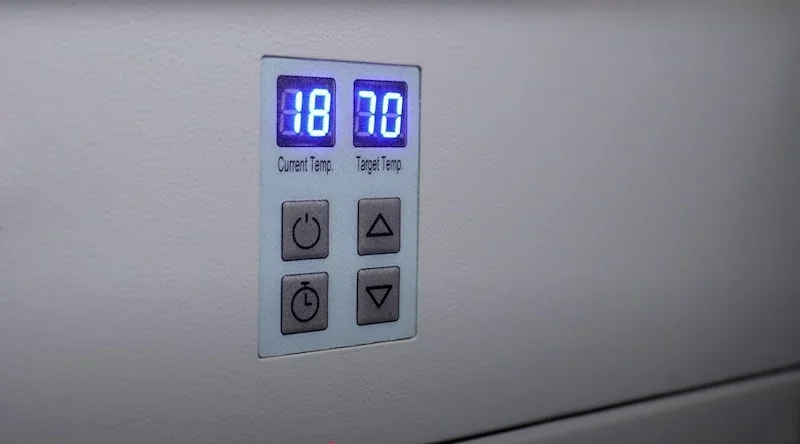 Creatbot D1000 temperature control panel displays current temp 18°C and target temp 70°C with adjustment buttons.