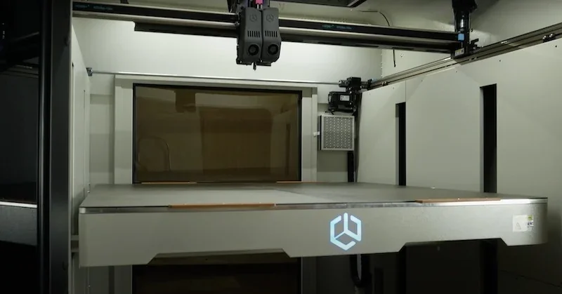 Creatbot D1000 Pro HS 3D printer interior with large build plate and dual extruder, featuring sleek design and logo branding.