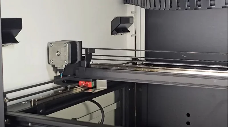 Mingda MD-400D 3D printer interior showing mechanical components and rails, used for precision creation of parts or samples.