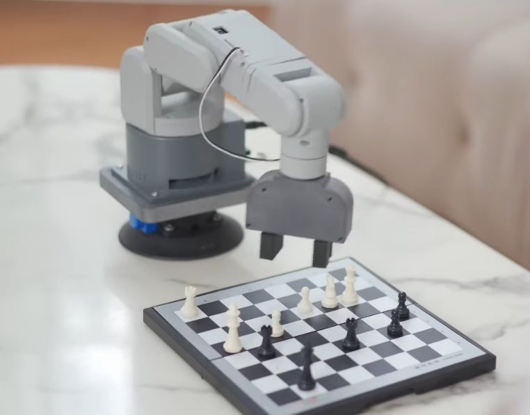 a play chess on the Elephant Robotics mechArm 270 Pi