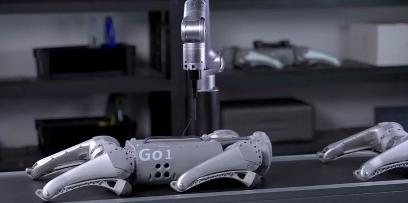 Al estar equipado con un destornillador, el Unitree Robotics Z1 Air puede trabajar en la cadena de montaje.